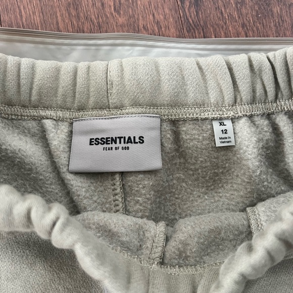 Fear of God Essentials Green Fleece Kids Shorts Size 12 - Picture 4 of 6